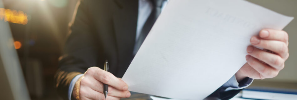 imagem de advogado trabalhando com documento