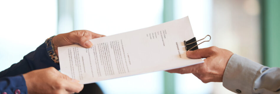 pessoa entregando documento a outra pessoa