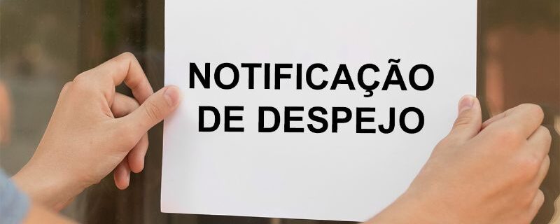 Homem segurando uma notificação de despejo em frente a uma casa, representando direitos e deveres em processos de despejo.